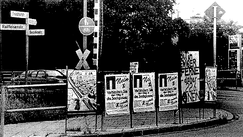 Plakate am Bahnübergang